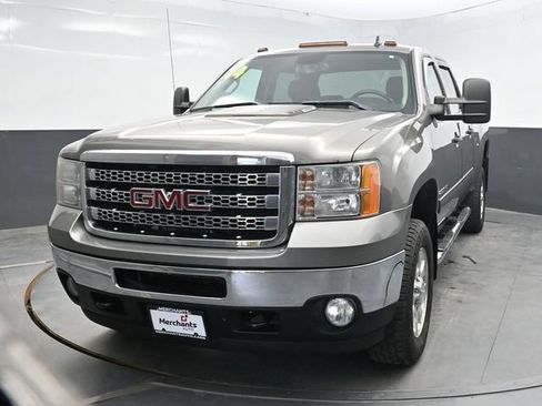 Used 2014 GMC Sierra 2500 SLE w/ SLE Preferred Package AWD/4WD image 2