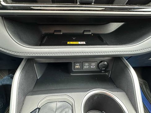 Used 2024 Toyota Highlander LE image 32