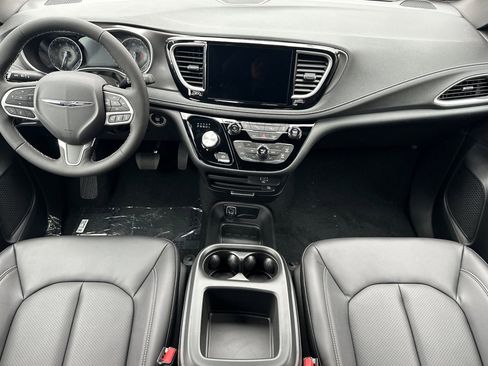 New 2026 Chrysler Pacifica Select image 13