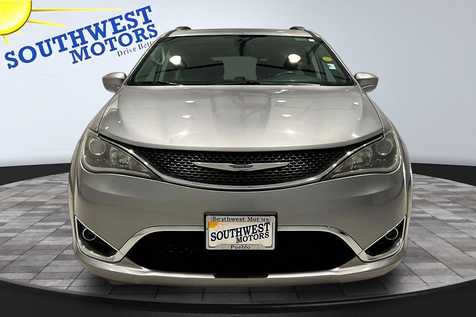 Used 2020 Chrysler Pacifica Touring-L w/ Tire & Wheel Group FWD image 2