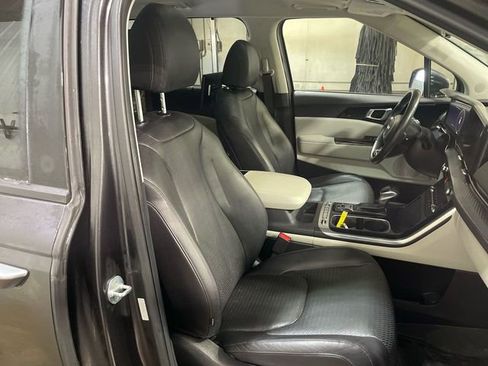 Used 2022 Kia Carnival SX Prestige image 26