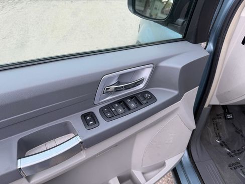 Used 2008 Chrysler Town & Country Touring FWD image 11