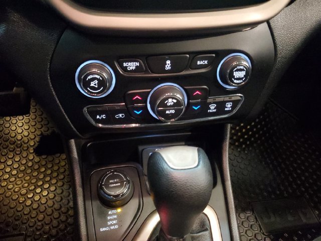 Used 2014 Jeep Cherokee Latitude w/ Comfort/Convenience Group AWD/4WD image 20