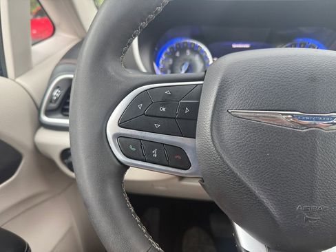Used 2024 Chrysler Pacifica Touring-L FWD image 21