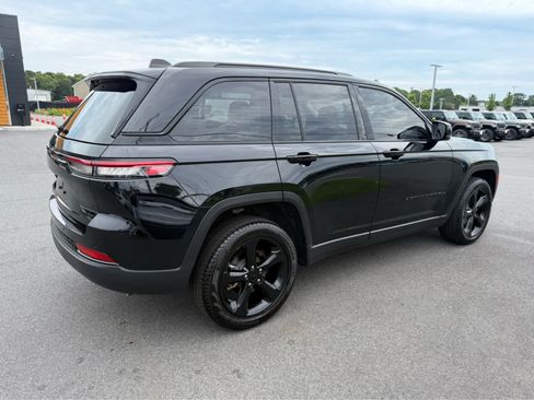 Used 2023 Jeep Grand Cherokee Limited w/ Black Appearance Package AWD/4WD image 10