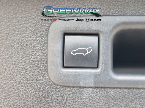 Used 2020 Toyota Highlander XLE FWD image 6