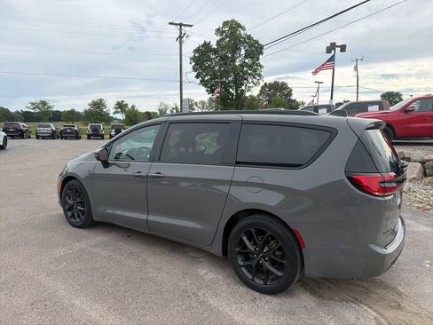 Used 2023 Chrysler Pacifica Touring-L w/ S Appearance Package FWD image 2