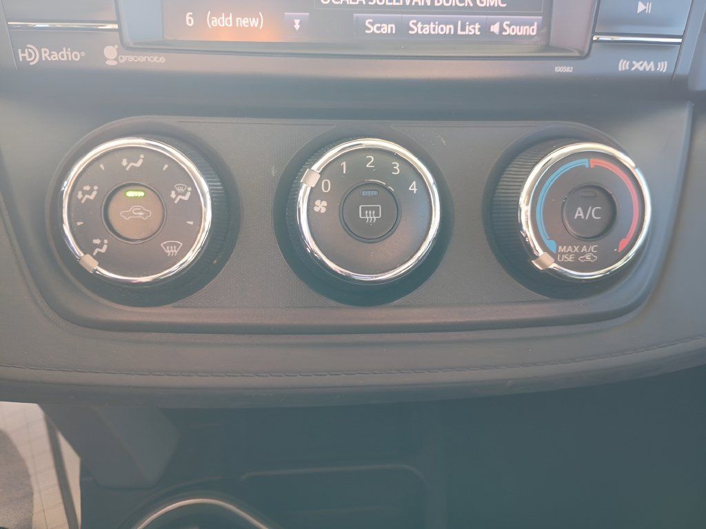 Used 2018 Toyota RAV4 LE FWD image 9
