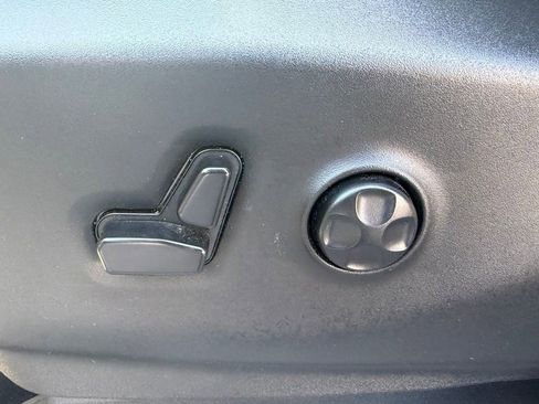 Used 2023 Chrysler Pacifica Touring-L image 24