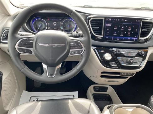 Used 2024 Chrysler Pacifica Touring-L FWD image 7