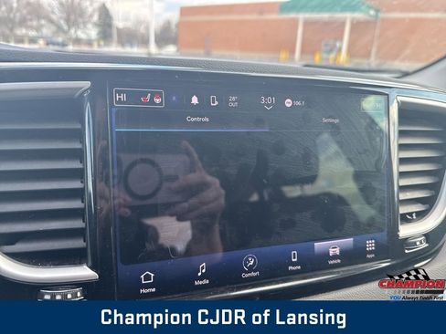 Used 2024 Chrysler Pacifica Touring-L image 33