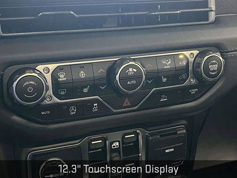 Certified 2025 Jeep Gladiator Rubicon w/ Dual Top Group image 30