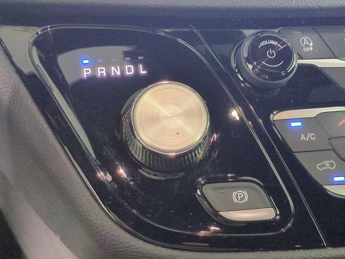 Used 2021 Chrysler Pacifica Touring-L w/ Uconnect Theater Family Group FWD image 23