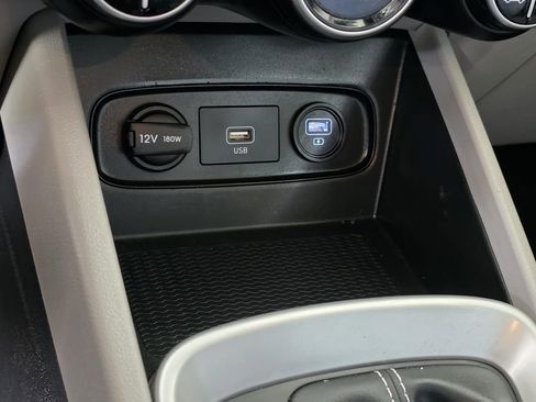 Used 2020 Hyundai Venue SEL FWD image 17