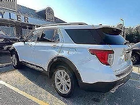 Used 2023 Ford Explorer Limited AWD/4WD image 5