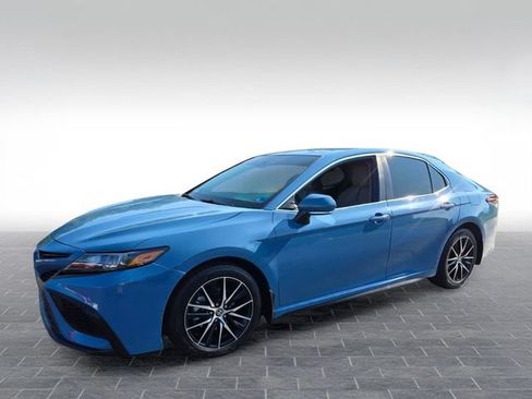 Used 2024 Toyota Camry SE FWD image 3