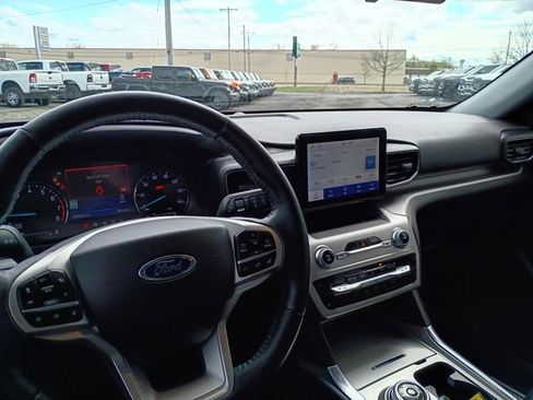 Used 2022 Ford Explorer XLT w/ Equipment Group 202A AWD/4WD image 8