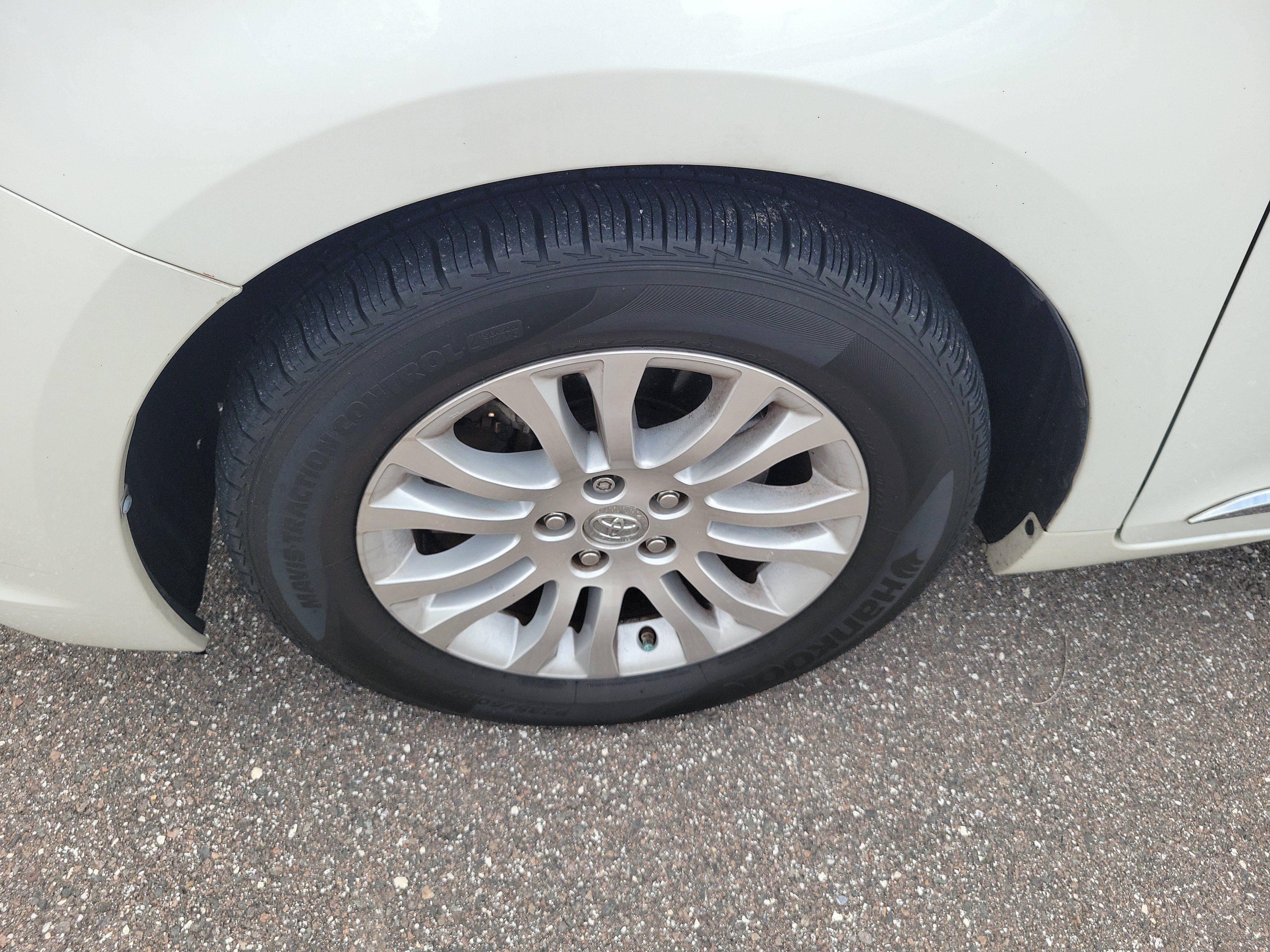 Used 2015 Toyota Sienna XLE Premium FWD image 4