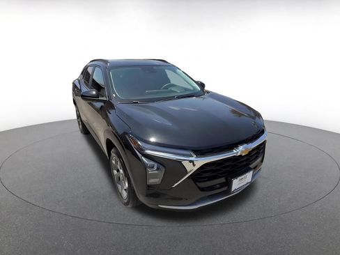 Used 2025 Chevrolet Trax LT FWD image 3