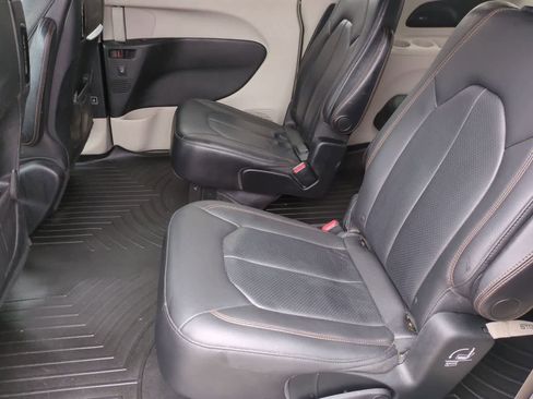 Used 2018 Chrysler Pacifica Touring-L Plus w/ Tire & Wheel Group FWD image 19