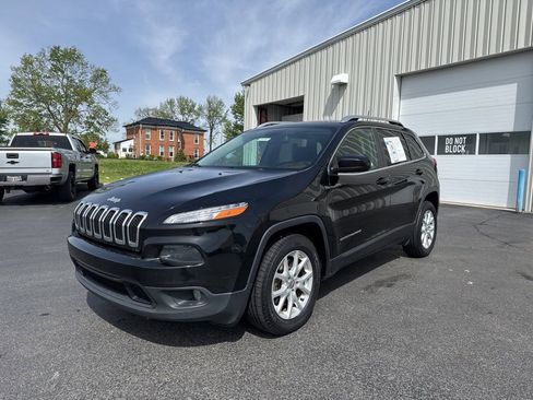 Used 2017 Jeep Cherokee Latitude w/ Cold Weather Group FWD image 3