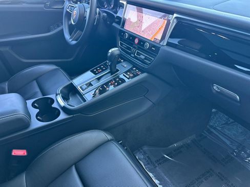 Certified 2025 Porsche Macan image 16
