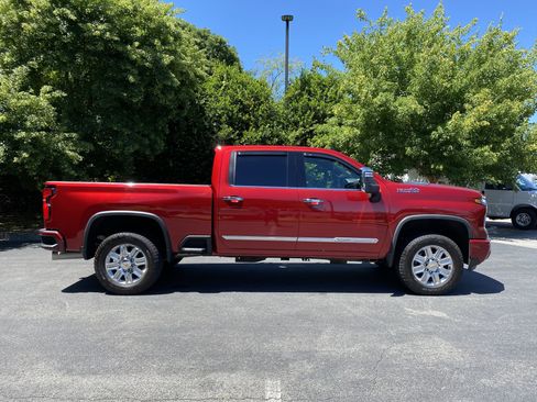 Used 2024 Chevrolet Silverado 2500 High Country w/ Technology Package AWD/4WD image 10
