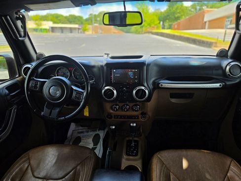 Used 2014 Jeep Wrangler Unlimited Sahara w/ Dual Top Group AWD/4WD image 13