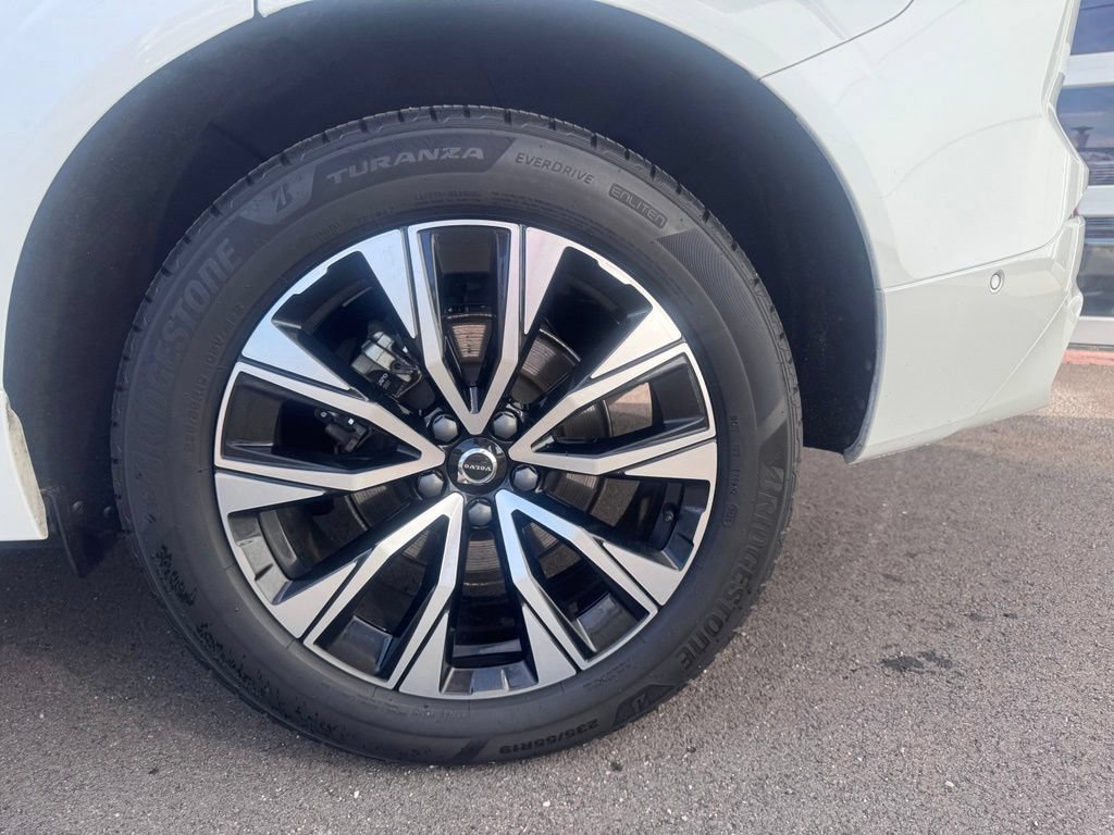 Used 2025 Volvo XC60 B5 Plus AWD/4WD image 32