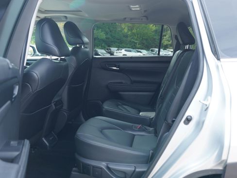Used 2021 Toyota Highlander XLE AWD/4WD image 20