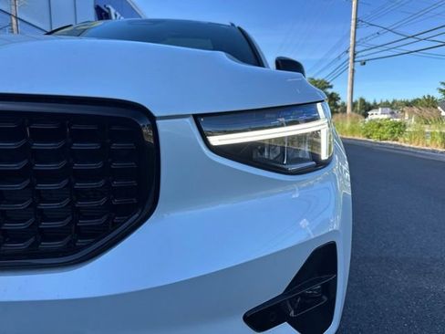 Certified 2025 Volvo XC40 B5 Plus AWD/4WD image 8