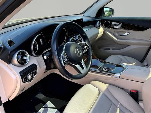 Used 2021 Mercedes-Benz GLC 300 4MATIC w/ Premium Package image 17