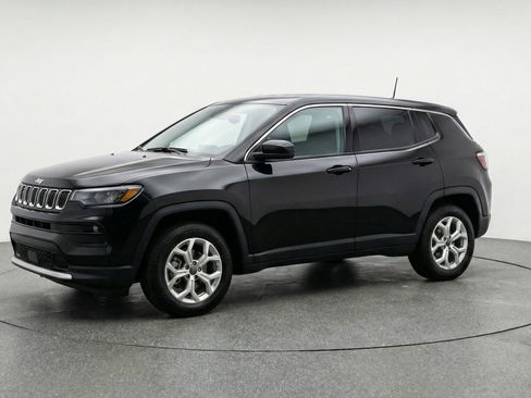 Used 2025 Jeep Compass Latitude AWD/4WD image 3