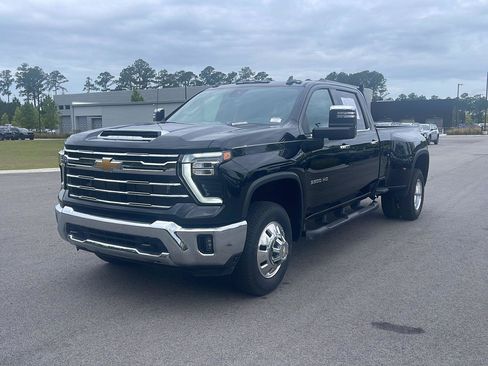 Used 2025 Chevrolet Silverado 3500 LTZ AWD/4WD image 3