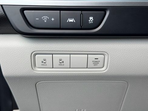 Used 2023 Kia Carnival LX FWD image 14