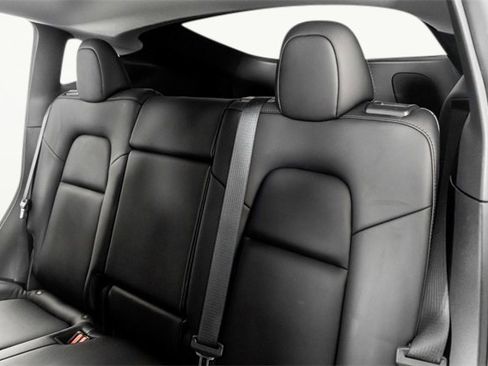 Used 2022 Tesla Model Y Long Range image 14