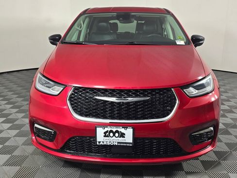 Used 2024 Chrysler Pacifica Touring-L image 9