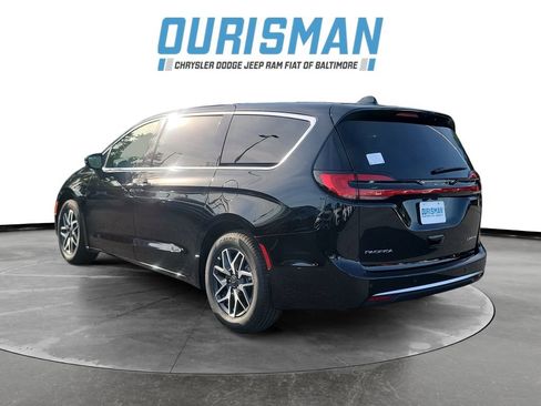 New 2027 Chrysler Pacifica Limited w/ Family Tech Group FWD image 4