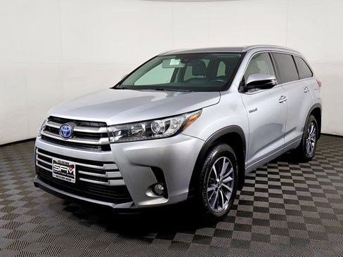 Used 2017 Toyota Highlander XLE image 2