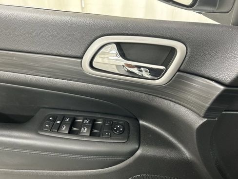 Used 2021 Jeep Grand Cherokee Laredo AWD/4WD image 11