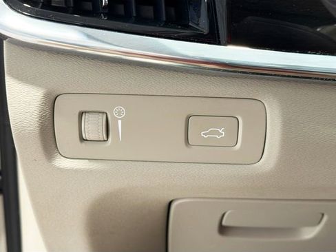 Used 2018 Volvo S90 T6 Momentum w/ Convenience Package image 10