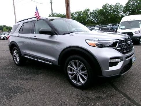 Certified 2023 Ford Explorer XLT w/ Equipment Group 202A AWD/4WD image 3
