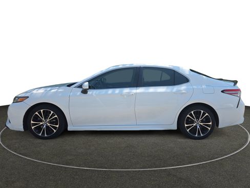 Used 2018 Toyota Camry SE FWD image 2