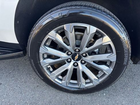 Used 2025 Chevrolet Suburban High Country image 9