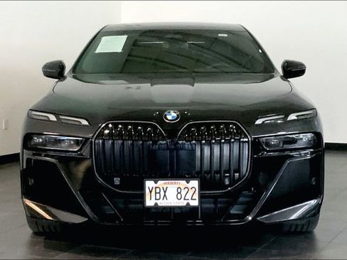 Used 2025 BMW 740i w/ Premium Package RWD image 3