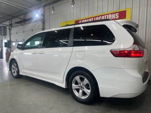 Used 2019 Toyota Sienna LE FWD image 4