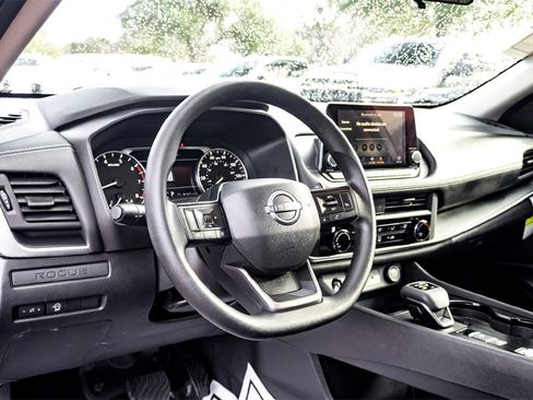 Used 2025 Nissan Rogue S image 15