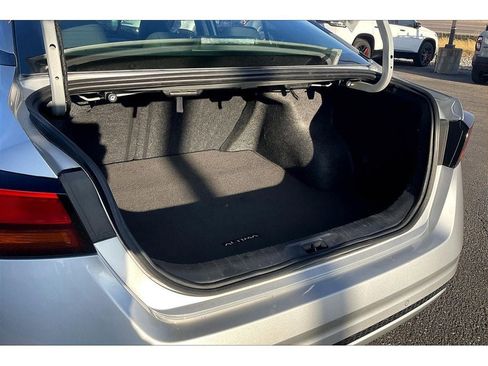 Used 2024 Nissan Altima 2.5 SV image 11