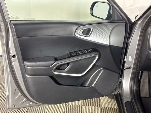 Used 2025 Kia Soul LX w/ LX Technology Package FWD image 10