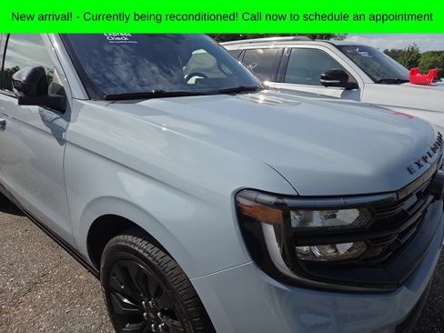 Used 2025 Ford Expedition Platinum w/ Stealth Appearance Package AWD/4WD image 4